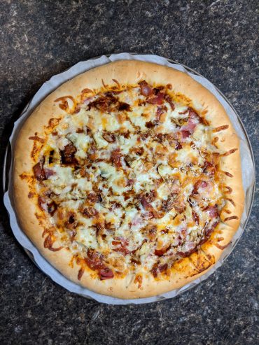 Photo of my homemade pizza.